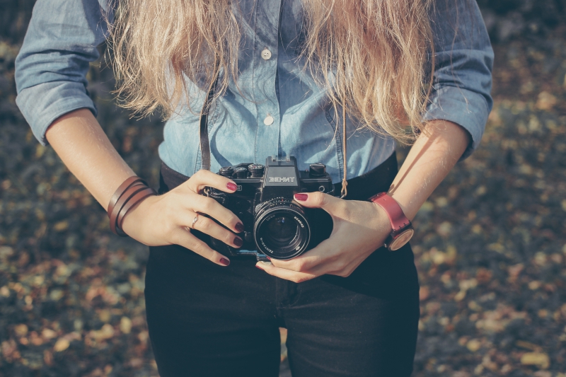 photographe-LA GARDE-min_hand-person-girl-woman-camera-photography-614-pxhere.com